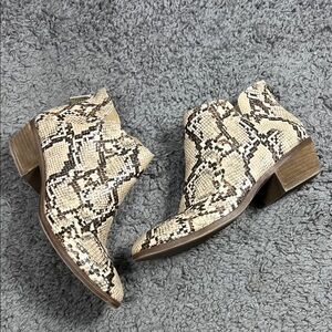 Michael Michael kors booties size 9